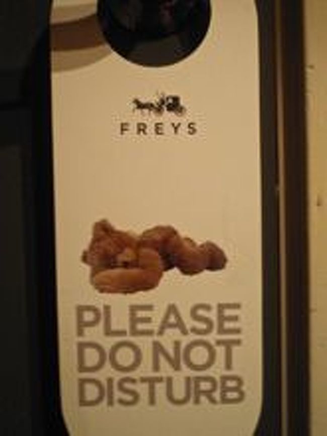 さて寝ようかな、明日はゆっくり起きたいな、と思い「起こさないで」のふだを探したら…くまさんが寝てました。<br />これはもう、女子のハートを撃ち抜くかわいらしさ。<br />ここのホテルのキャラクターはテディベアらしいですね。<br />ちなみに、ロビーではくまグッズがたくさん売ってました。 