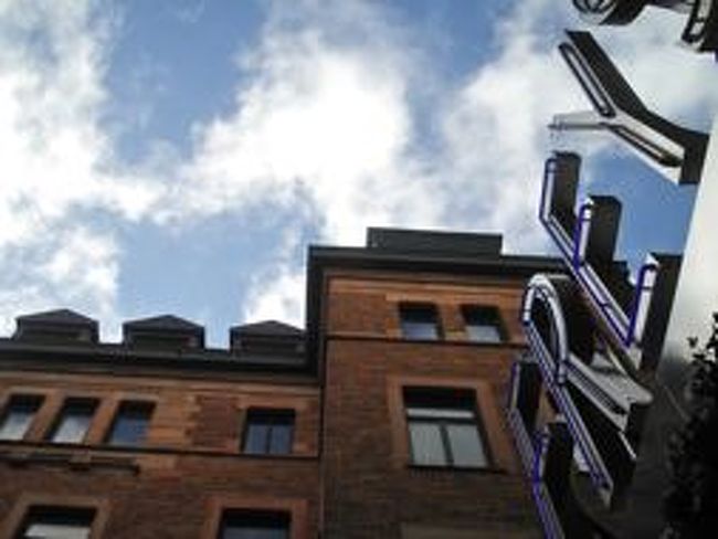 今回は時間がなくて利用しなかったのですが、このホテルには無料の（たぶん）サウナやサンルームもあります（要予約）。<br />一階のロビーにはパソコンも数台あり、無料でインターネットを利用できます。<br />そういえば、チェックインの数日前には予約確認のメールが来ました。<br />「このたびの滞在で当ホテルがお役に立てるのを楽しみにしております」という予約確認を兼ねたウェルカムメールのようなもの。<br />何度も旅行しましたが今までホテルからこんなメールが来たことがなかったので、なんとなく安心できてうれしかった。<br />受付のスタッフはやさしいし、部屋も全体の雰囲気もいい。<br />ホテルの立地も中央駅から数分で最高だし、ホテルの入り口の外には小さなテーブルと椅子が置かれた喫煙所もある。<br />非の打ち所のないホテルのように思うのですが、どうしてあんなに安価なのか本当に不思議です。<br />またストックホルムを訪れるなら、たぶんこのホテルに泊まると思います。<br />次回は、幸運のくまを連れて帰るかもしれません。