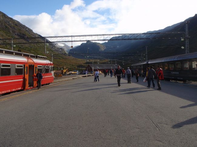 ミュルダール駅に到着しました。<br />左に停車中の電車はベルゲン行きです。<br />オスロ行きの電車まで時間がるので、駅構内のカフェで待ちます。<br />外は寒く、駅以外何もないのです。