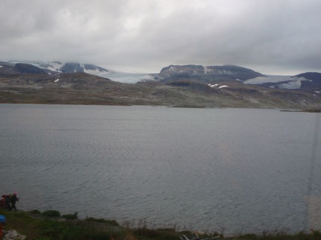 オスロ行きのベルゲン急行に乗車しました。<br />しばらくすると湖の向こうに氷河が見えてきました。<br />この路線の最高標高1222mのフィンセ駅付近です。