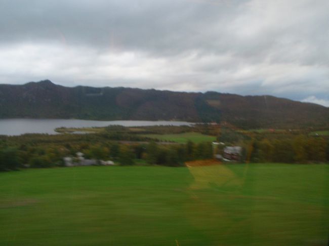 だんだん標高が下がってくると木々が見えてきました。<br /><br />このあとオスロには22時30分頃到着し、ホテルへ直行しました。