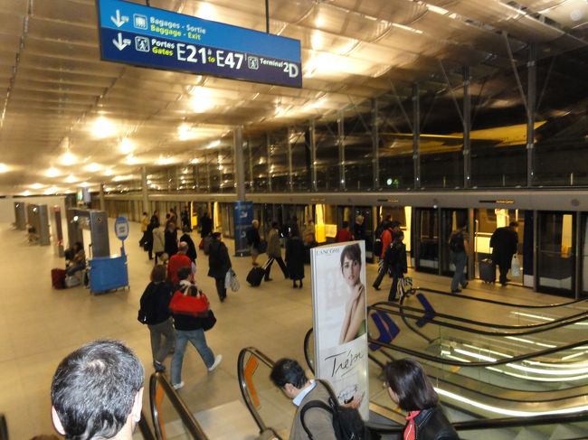 シェルフラットシートはよく眠る事が出来ました。気がつけば早朝の朝６時台に定刻通りCDGに到着です。CDGの早朝は到着便が集中しているのか、入国審査の所で人がごった返していて通過まで30分位もかかってしまいました。