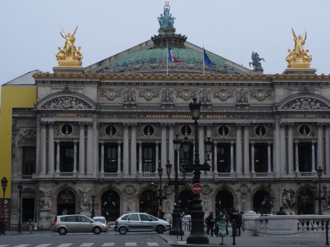 ロワシーバスの終点であるオペラで降りると、そこはパレ・ガルニエの真横でした。荘厳な外観が印象的です。