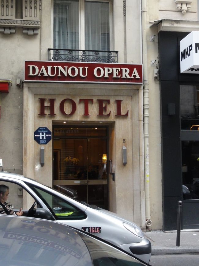 今回宿泊したホテル「ドヌーオペラ」です。<br />こじんまりとしたホテルですが内装も綺麗にされており、宿泊費もパリにしてはツインで朝食付きで120EURとなかなかです。日本人女性の一人旅の人が多く見受けられました。何かで紹介されているのでしょうか？