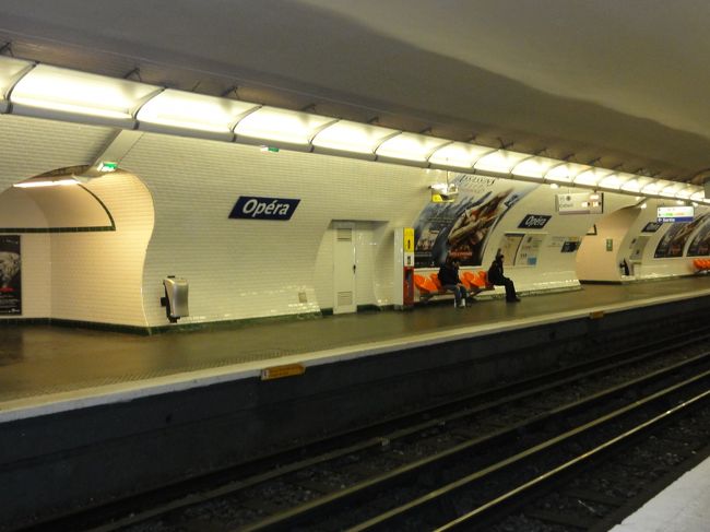 ホテルに荷物を預け、オペラ駅の近くのファストフード店でコーヒーとクロワッサンで朝食を取り、凱旋門へ出発です。移動には便利な地下鉄を利用しました。