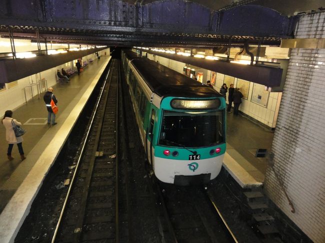 パリの地下鉄は距離に関係なくどこまで乗っても一律料金です。1回券と10回券のカルネというものがありますが10回券の方が割安なんで(1回券：1.6EUR、10回券：11.6EUR)カルネにしました。10回券とは言っても1枚のチケットで10回乗れるというものではなく、何と1回券が10枚販売機から出てくるだけです！　これには笑っちゃいました。なお、パリの地下鉄はドアが半自動式。乗り降りしたい人がドアについているボタンを押してドアを開けます。ビックリしたのは電車が完全に停止しなくても6〜7km/h以下のスピードであればドアが開けられる事。多くの人が電車が完全停止していなくてもドアを開けて降りてゆきます。意外とせっかちなパリジャン達。。。