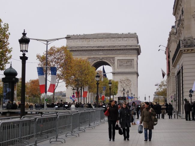 Concorede駅　にてLine8からLine1の地下鉄に乗り換えてGeorge V駅で下車し、地上に上がると凱旋門はすぐ近く。。。。<br />しかし、天気はあいにくの雨。しかも、なんか雰囲気が妙です。。。<br />警官がたくさんいて、警備が厳しくなっていました。<br />そう、この日１１月１１日は第一次世界大戦休戦記念日だったのです。<br />おかげで、凱旋門の上には登れずじまい　　とほっ。