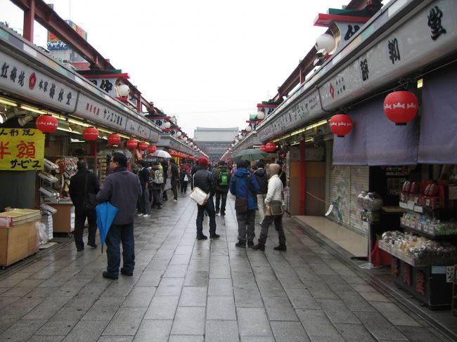 雷門をくぐって伸びる「仲見世通り」。<br />小雨混じりでも、みなさんお商売がんばってらっしゃいます(笑)。<br /><br />観光客は、アジア系の外国人さんが圧倒的に多いようでした。<br />欧米系の方はあまり見かけませんでした。