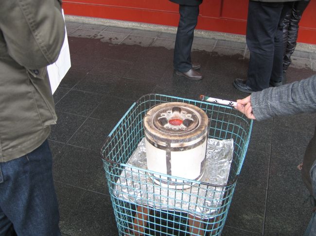 さて、付きあたりまで進むと、テレビ等でよく見かける、線香の煙をかぶるやつ(笑)がありました。　正式にはなんと呼ぶんでしょうか(笑)。<br /><br />線香は一束100円で売られていて、そばの七輪で火をつけます。<br />束の中心までなかなか火がつかないのでしつこくがんばっていたら、窓口のおばちゃんに「もういいですよ」と言われてしまいました(笑)。<br /><br />