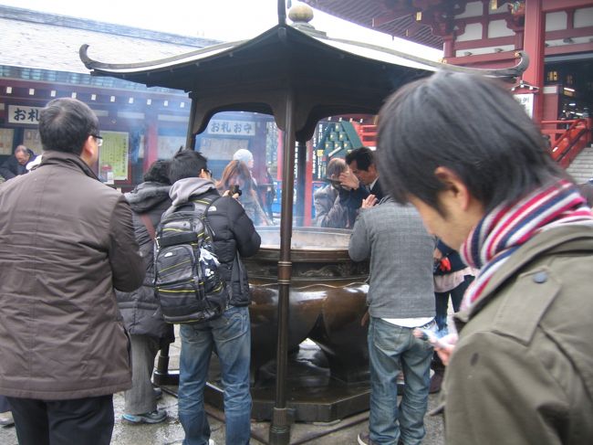 さあ、ここにお線香を刺して、煙をかぶります。<br />みなさん、煙をかぶるより暖をとっている感じです(笑)。<br /><br />写真を撮るなら、飛んでくる灰に要注意です。<br /><br />ちなみにここでも、何かの撮影をしていましたよ。<br />「見たことある気もするけど誰だかは分からない・・・」タレントさんらしき二人でした(笑)。<br />