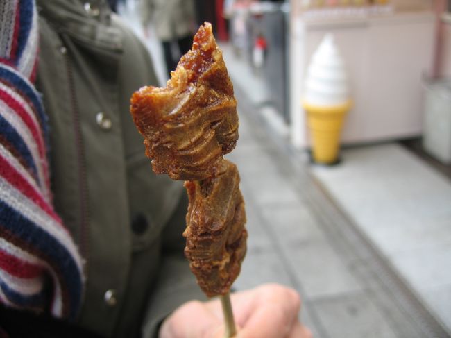 ちなみに、仲見世通りでは美味しい名物もいろいろ。<br /><br />私たちは「人形焼き」「あげまんじゅう」「ぬれおかき串」を頂きましたよ。<br />人形焼きは「タイムセールだよ〜」と称して2個100円でしたので一個ずつ頂きました。　夫に「何の形やった？」と訊かれましたが、その時には私はすでに一口で食べてしまった後でした(笑)。<br />残念だったのは「あげまんじゅう」。「揚げ立てですよ〜」の声に合わせて買ったのに、お店の人、数個残っていた揚げたてじゃないやつを渡してくれちゃいました・・・断るわけにもいかず・・・冷めていたので美味しさ半減だったと思います、残念。<br />ぬれおかき串に関しては・・・まあ普通です(笑)。<br />ちなみに一本100円でした。