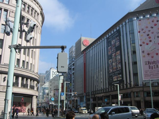 浅草を後に、次は銀座へ。<br /><br />テレビのドラマなんかでよく目にする、こういうアングル。<br />右が「銀座三越」左が「和光」という百貨店でした。<br /><br />歩きまわるのもしんどいし、三越の食堂でお昼にすることに。<br />11階12階のレストラン街は、さすが銀座プライスなんでしょうね、どこもよいお値段のお店ばかりでした。<br />「銀座といえばやっぱり洋食だろう」ということで、とあるお店でハンバーグを頂きました。　1600円なり・・・。<br />ハンバーグそのものがというより、付け合わせのお野菜にお値段が表れている感じでした(笑)。<br /><br />店内には4500円の値段が付いていたステーキを平気で昼から食べていらっしゃるマダム達が・・・銀座マダムってやつでしょうか。<br />びっくりです、すごいです(笑)。<br /><br />その後、「プランタン」までぶらぶら歩きました。<br />銀座もそうですが、東京の街はどこもお店の規模等は大きい感じだけれど、街そのものの美しさから言えば、神戸のほうがきれいだと思いました。<br />東京はなんか・・・ごちゃごちゃしてます(笑)。<br />ｙ<br />