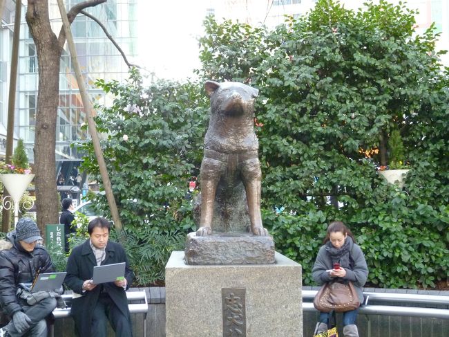銀座を後に、渋谷方面でぜひ行ってみたかった雑貨屋さんを目指して渋谷駅にやってきました。<br /><br />渋谷といえば、「ハチ公」ですね。<br />ハチ公の周りには休憩している人や待ち合わせの人がたくさんで、写真を撮るのが恥ずかしかったです(笑)。