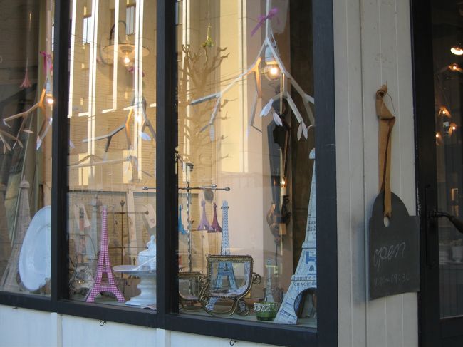 渋谷駅からたまたま停まっていたバスに乗って青山学院の前まで。<br /><br />そこから地図を頼りに歩いて、目的のお店発見。<br />「オルネ・ド・フォイユ」というフランス雑貨のお店です。<br />インターネットでたまたま見つけて、パリっぽいものが好きなので行ってみたくなりました。<br /><br />ウィンドウがすでにパリです♪<br />エッフェル塔のオブジェがたくさん並べてありました。<br /><br />たくさんカラーのある小さなエッフェル塔のオブジェを一つ（1500円とういう小ささに似合わないお値段にビビリながらも(笑)）お買い上げ。<br />エッフェル塔ものの商品は神戸でもたくさん出回っていますが、これはまだ見たことない。　来たかいがありました。<br />