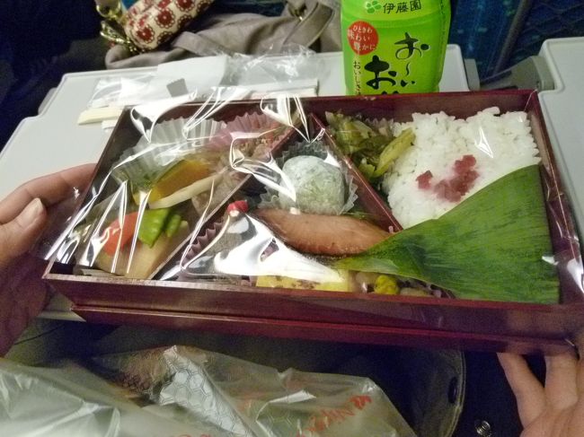 本日の夕飯は車内で駅弁です。<br /><br />こちらが私の買った「東京弁当」。<br />東京の有名なお店が監修したおかずを集めているらしかったです。<br />いいお値段でしたが、急いでいたので迷うヒマがなく・・・。<br />でもさすがお値段だけのことはあり、ひとつひとつのおかずがいいお味でした。<br />