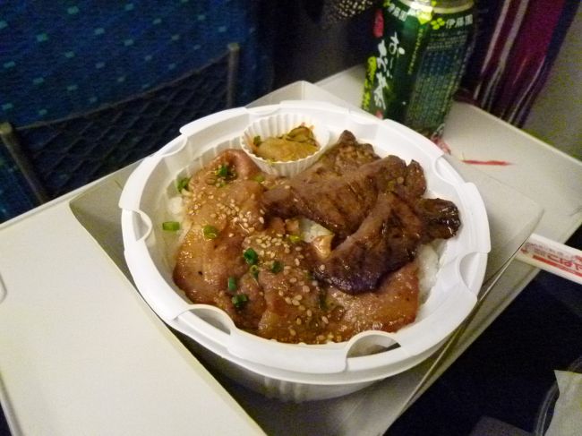 こちらは夫の「とんたん弁当」。<br />要するに豚肉とたんです(笑)。<br /><br />こちらはひもをひいて温められるものでした。<br />