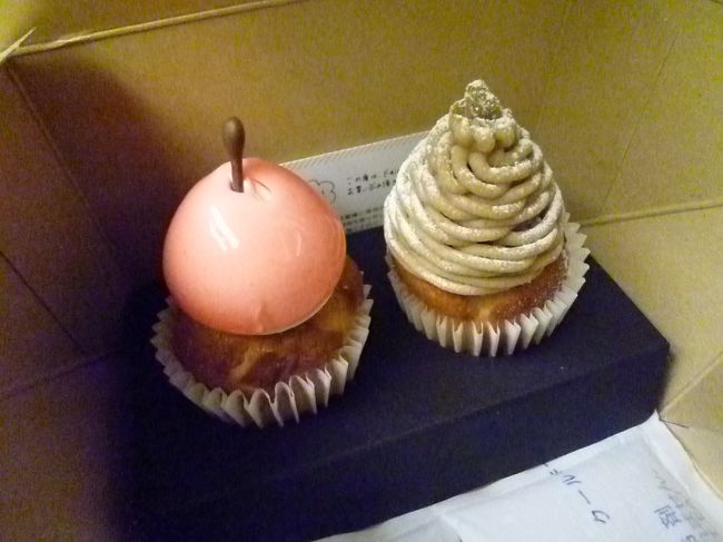 食後に、東京駅でルックスに惹かれて買ったカップケーキを。<br />東京はなぜか、カップケーキのお店多く見かけたように思います。<br /><br />正直「こんなちっちゃいのに400円台！？」とビビったのですが(笑)、神戸ではこんなの見かけないし・・・と思い・・・。<br />お味はいたって普通でしたが、カップケーキのあのルックスには負けてしまいますね(笑)。<br />そのうち、神戸にも来るんじゃないかな。<br /><br />