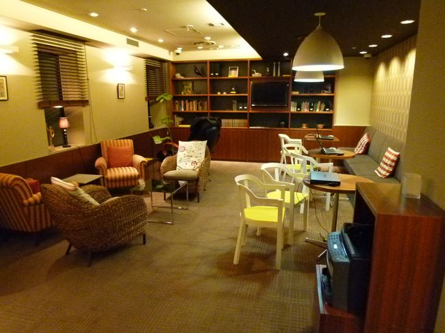 東京最終日。<br />今日は朝から小雨がぱらついています。　でも午後には晴れる予報。<br /><br />昨日までの二日間で足がキビシイ・・・ホテルの宿泊者専用ラウンジにマッサージチェアがあると知り、朝、夫の支度を待つ間に行ってみました。<br /><br />新聞を読んだり、ネットを見たりしているビジネスマンさんたちの奥で、おもむろに「ウィ〜ン」とマッサージ開始(笑)。<br />ああ〜でも足のむくみが少しだけマシになったかも。<br /><br />ホテルにこういう場所があるのはよいなあ。<br /><br />