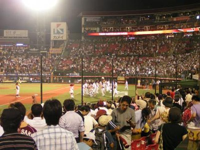 選手も監督も勝利を祝う