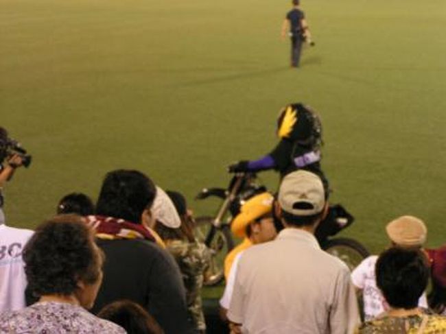 バイクで球場内を走り回る<br /><br />特に楽天ファンでもないのだが、<br />一通り盛り上がった後で、球場を出て<br />ホテルの近所で牛タンを食べ、就寝