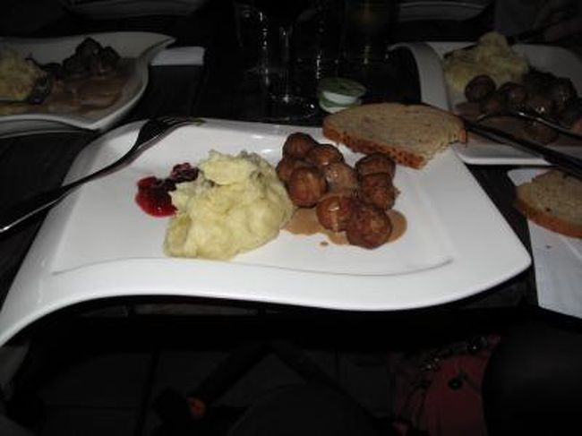 昼食は名物のミートボールです<br />付け合わせは定番のマッシュポテトと甘いジャム<br />甘いジャムも意外に合いました