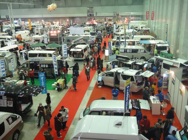 中に入ると多数のキャンピングカーがずらりと並んでます。<br />入場時間が16時頃でしたが、まだ混んでました。