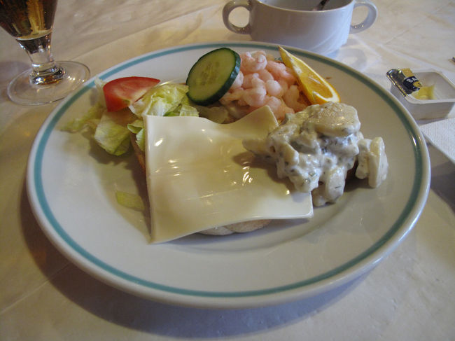 ８日目続き　コペンハーゲンへ到着です<br /><br />まず、スモーブローの昼食です<br />コペンハーゲンでは、水道水も有料です