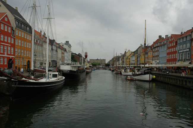 運河沿いに木造の建物が建ち並ぶ、ニューハウンへ<br />アンデルセンの家もあります