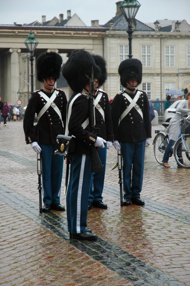 制服は赤だと思っていたのですが…昔見た絵本、ガイドブックには赤の制服が載っていたので、そのイメージが強いです