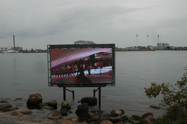 一応、人魚姫を見に行ったのですが、北京万博に貸し出し中でした<br /><br />海にモニターの人魚姫<br />北京万博会場の様子がリアルタイムで中継されています<br />珍しいことなのでしょうが…残念です