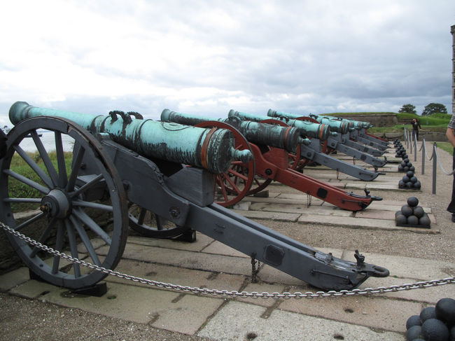 運河に向かって砲台があります<br />ここで税を徴収していたそうです