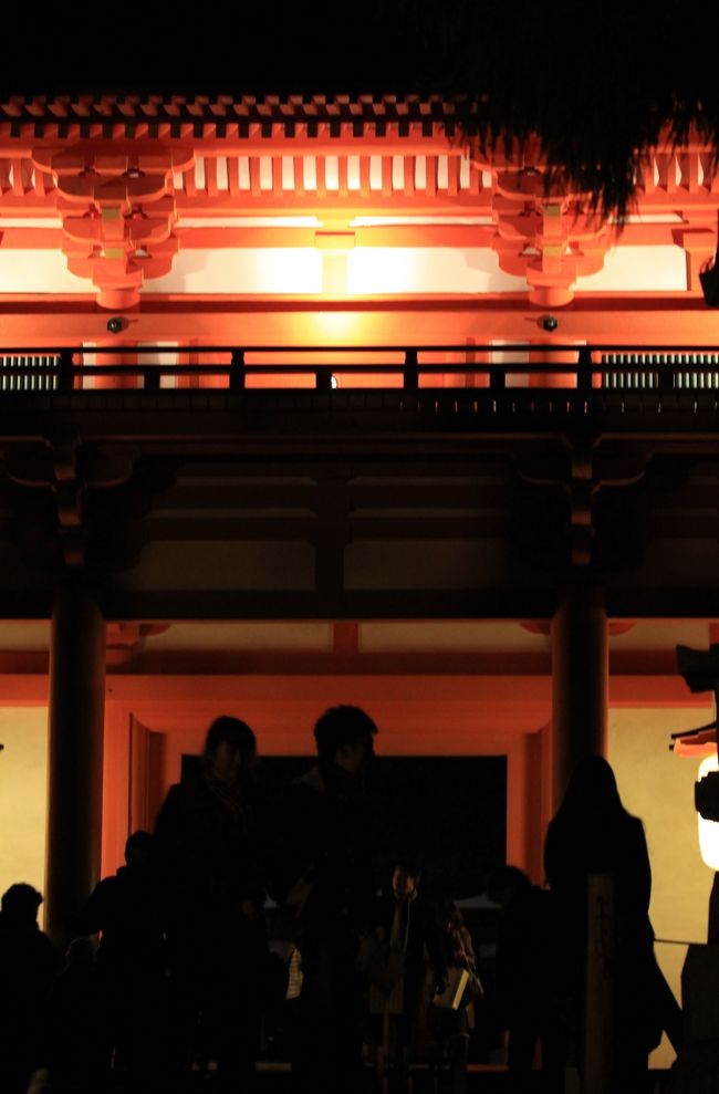 春日大社万燈籠<br /><br />本宮南門に到着しました。<br /><br />◎ 春日大社の関連旅行記<br /><br />2010/05/08　平城遷都１３００年祭 〜砂ずりの藤開花〜 「春日大社」<br />http://4travel.jp/traveler/minikuma/album/10456962/<br /><br />2010/01/17　【世界遺産】 古都奈良の文化財 「春日大社」　<br />http://4travel.jp/traveler/minikuma/album/10420761/ <br />