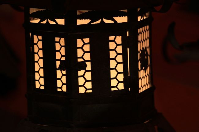 春日大社万燈籠<br /><br />こんな感じの釣燈籠がズラッと釣られています。<br />よく見ると、それぞれデザインが異なっているのが分かります。<br />