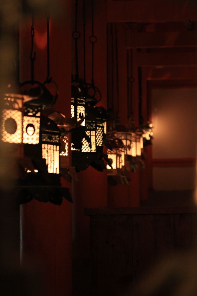 春日大社万燈籠<br /><br />これは失敗写真なのですが、いい雰囲気が出ているので登録しておきました。<br /><br />絞り　ｆ/２.８<br />露出時間　１/３秒<br />ＩＳＯ　２０００<br />露出補正　−１<br />焦点距離７０ｍｍ<br /><br />いくら優秀なレンズでも、露出時間１/３秒では、ブレないように撮れと言う方が無謀ですね。<br />