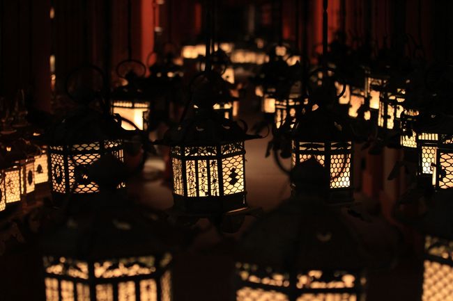 春日大社万燈籠<br /><br />ここは西回廊ですが、回廊内は写真の通り燈籠がギッシリ並んでいて通れなくなっています。<br />