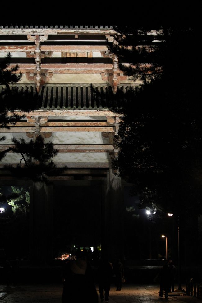 しあわせ回廊 なら瑠璃絵<br /><br />で、ここまで来てみたのですが、東大寺の大仏殿はライトアップされていませんでした。<br /><br />今回は二月堂のライトアップをしていたみたいなのですが、それも２０：３０までなので、見ることができませんでした。<br />