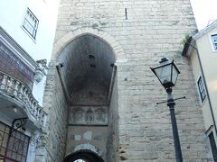 アルメディーナ門
街は昔、現在アルメディーナ門として残る城壁で囲まれていました。
