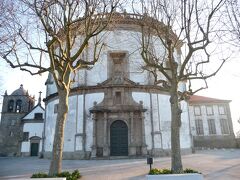 16世紀に創建され、円形の形をした独特な造りで、軍の兵舎として使用されることもあったノッセ・セニョーラ・ド・ピラール修道院。　ポルトガルの世界遺産「ポルト歴史地区、ルイス1世橋およびセニョーラ・ド・ピラール修道院」の構成資産です。