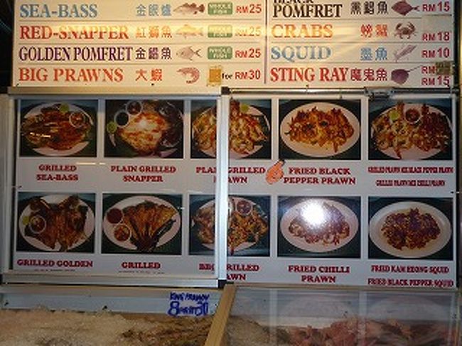 バトゥ・フェリンギの屋台は比較的観光客を対象としているようで<br />メニューも写真入りでわかりやすいです。<br />味は出たとこ勝負！<br />この看板よく見たらおもしろい<br />イカ⇒墨魚<br />大きなエビ⇒大蝦(まんまです）