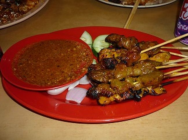 これは、こちらの代表的な料理。<br />焼き鳥のようなものサテーといいます。<br />味噌たれのようなもの(味噌ではないはずですが）をつけて食べます。