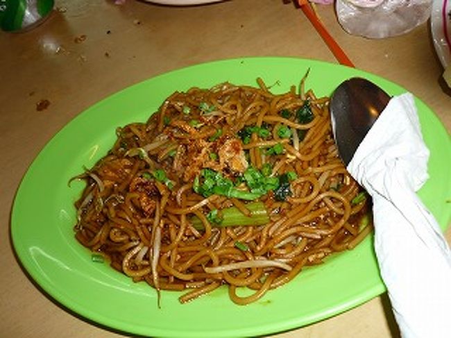 ミーゴレンのようですが、これはただ醤油？がらくておいしくなかった・・・・<br />特別に海鮮などの材料を使っていない限りどれもおおむね30リンギ〜40リンギです。<br />この夜は家族4人で12品ほど食べてしまいました。