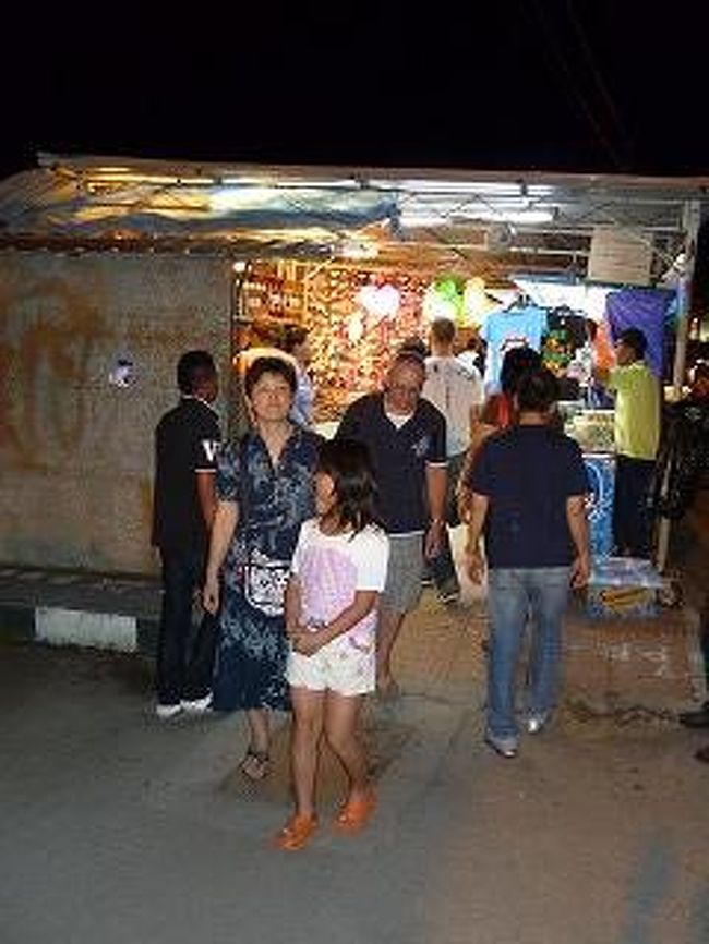 屋台街にはホリデイインからナイトマーケットの露店を通り過ぎて徒歩5分ほど