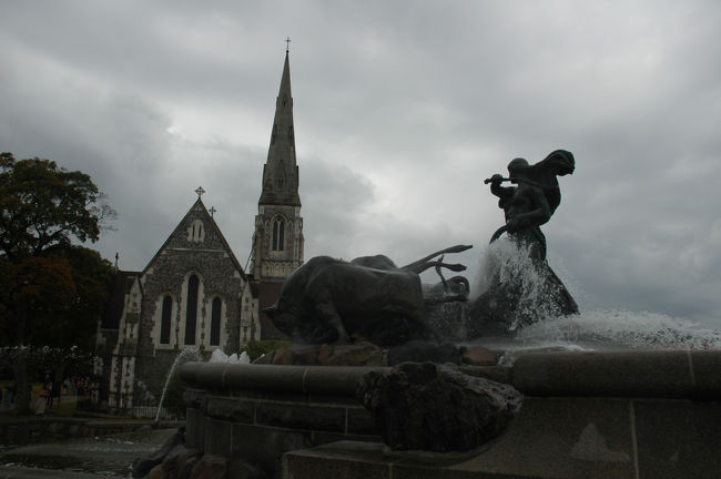 すぐ横にあった教会がこぢんまりしていて良かったです