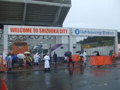 かなり激しい雨の中、シャトルバスでアウトソーシングスタジアム（日本平）に到着。ちょうどエスパルスのバスを追尾する形で到着しました。