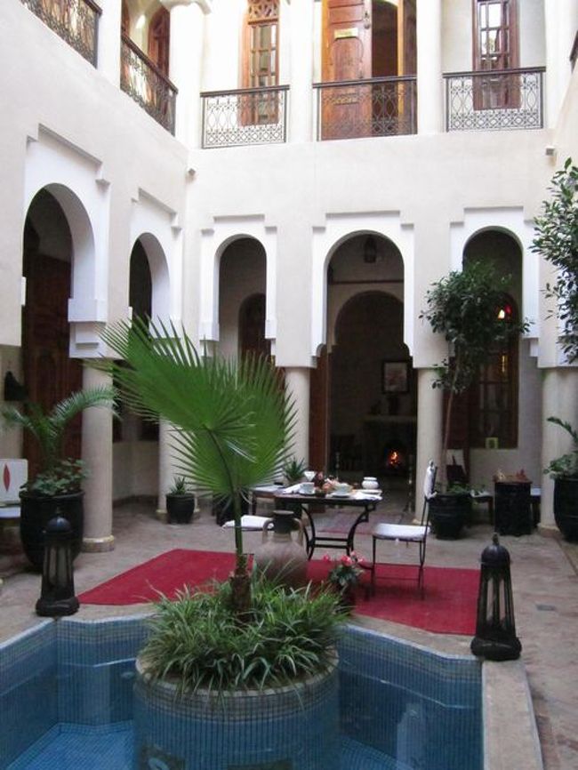 マラケシュへ到着。<br />ヨーロッパには城壁に囲まれた旧市街と新しく建設された新市街に分かれた所が多いが、マラケシュも例に漏れずこちらは迷路のような路地に数々の歴史的建造物が豊富で世界遺産にも登録されている。<br /><br />こちらが今回の宿アンサナリヤドコレクション「Lydinnes」。<br />私はどうしても邸宅ホテルのリヤドに泊まりたかった。<br />外からは想像もできない世界が広がっているような気がして、モロッコの日常風景を目にしたかったから。部屋数は６室。規模は小さいけど中庭があり素敵な空間だった。