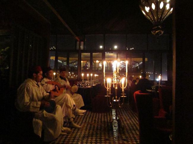 広場の屋台をぐるりとひと周りしてから結局ガイドブックに乗っていた広場が見えるレストラン Le MarraKchiへ入ることにした。<br />窓側の席は全部予約済だったので一番入り口に近い席に座る。<br />レストランの中は雰囲気が良く、楽団の人たちが音楽を奏で始めた。