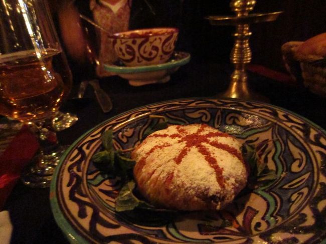 モロッコ料理の前菜パスティラ。<br />これは鳩のパスティラで、パイ料理なんだけど上に掛ってるのは粉砂糖とシナモン。<br />思ったよりも小さくて甘い。