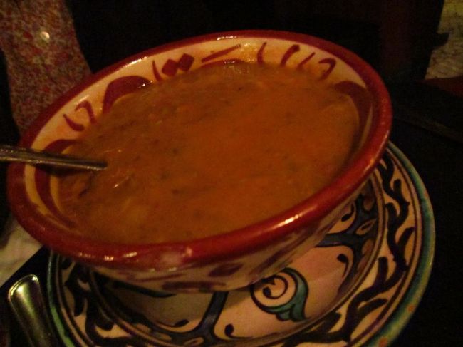 スープ「ハリラ」。<br />ラマダン（断食）明けには必ずこのスープから食事を始めると聞いていてどんな味なのか気になっていた。<br /><br />ひとくち食べて見るとトマト味でとろみがあり、ミネストローネのぼんやり版か。「でも、ん？焦げ臭い」。どう考えても焦げた味がするし、若干黒っぽい焦げが浮いてる。<br />でも初めて食べたハリラで本来の味が分からない私たちは最後まで食べ続けた。