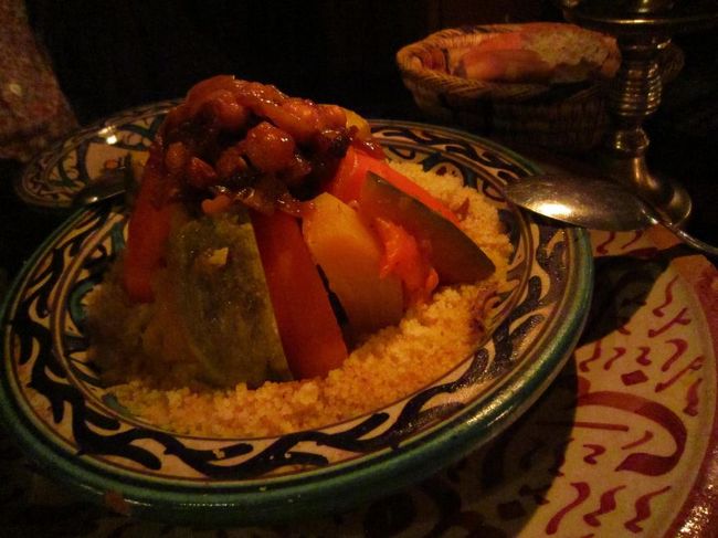 野菜のクスクス。<br />期待していた見た目でテンションが上がる。<br />ひとくち食べるとこれも結構甘い…。どれもこんな風に甘いのかなー、３日間大丈夫かいなと不安な気持ちがむくむく。