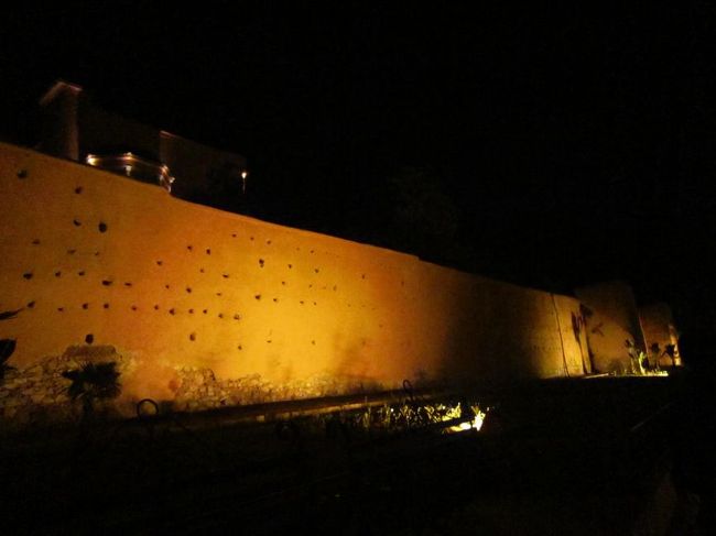 帰りは来た道と違うところを通って帰ろうと思ったら、いつまで経っても城壁の中に入れない〜。<br />かなり長い間歩いてやっと入り口を見つけられてホッとした。